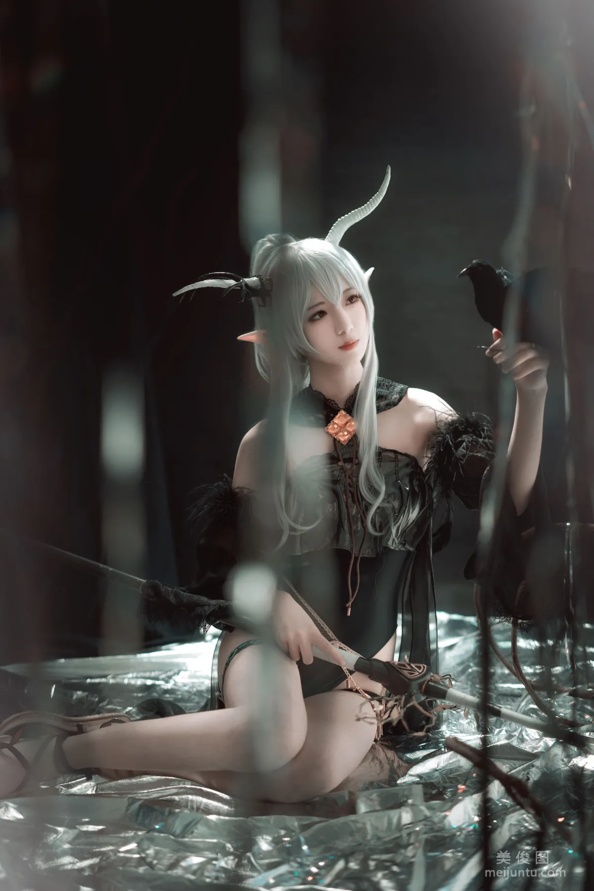 弥音音ww 《明日方舟 闪灵》 写真集