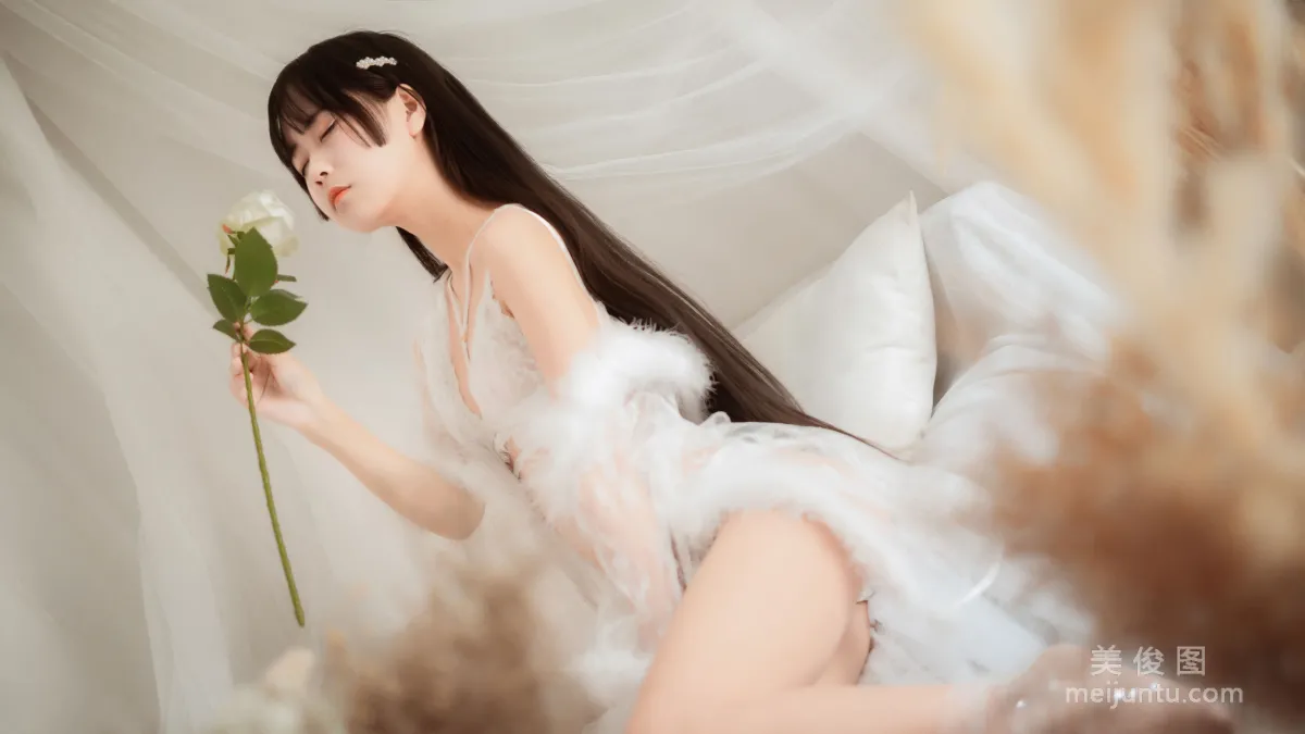 COS美少女萌芽儿o0 《毛绒内衣》 写真集