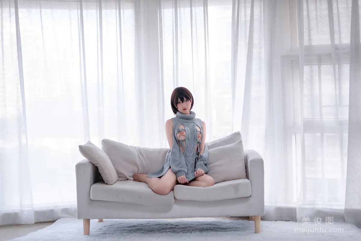 COS少女阿薰kaOri 《露背毛衣》 写真集
