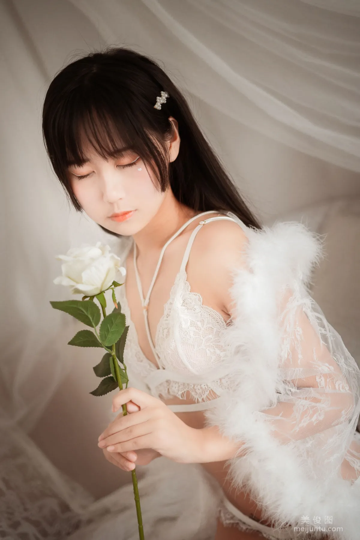 COS美少女萌芽儿o0 《毛绒内衣》 写真集