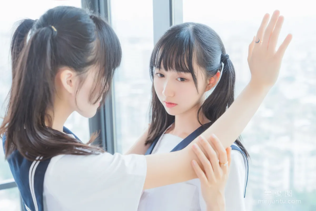 木绵绵OwO&amp;桜桃喵 《她(制服×制服)》 写真集