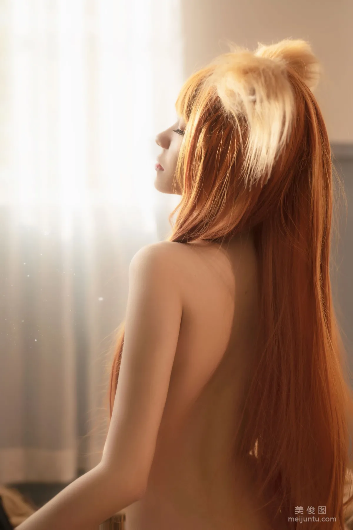 Cosplayer南桃Momoko 《赫萝裸体》 写真集