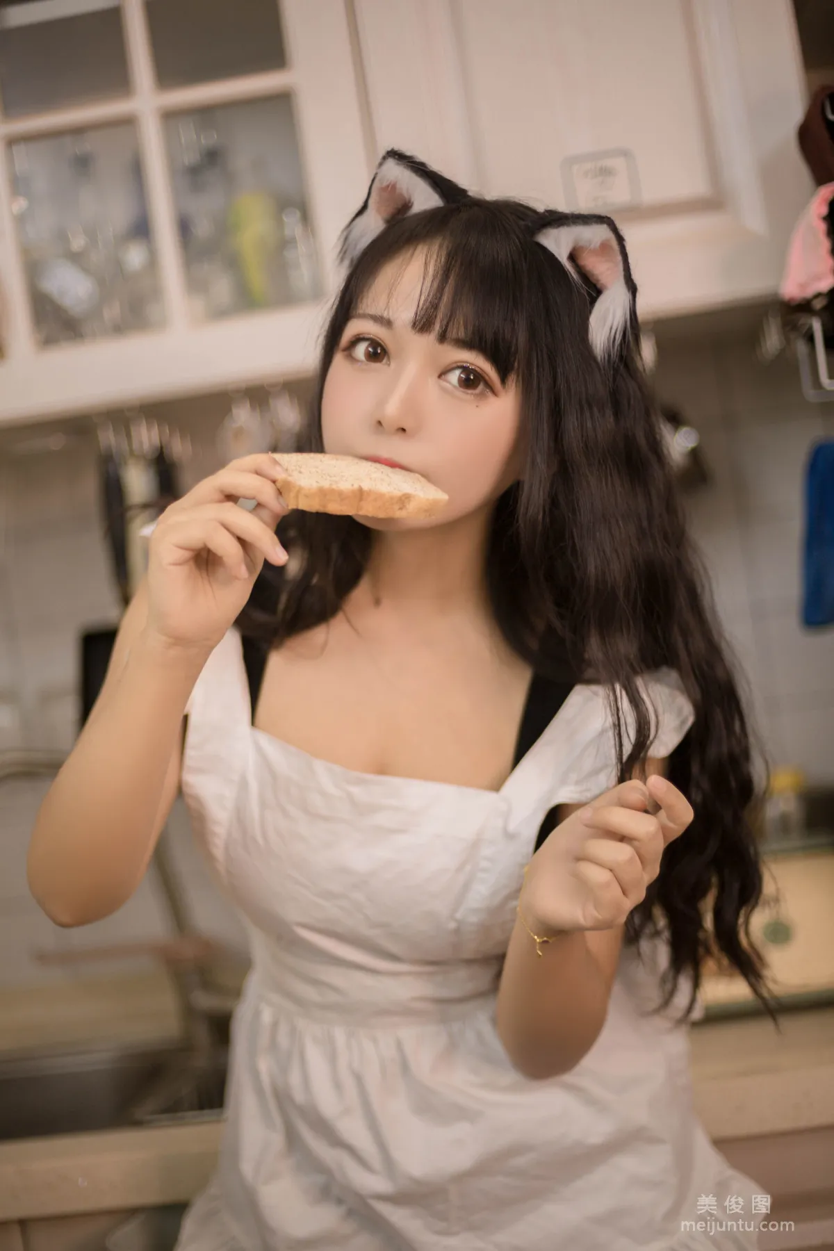 [美女Coser] 黑猫猫OvO 《厨房》 写真集