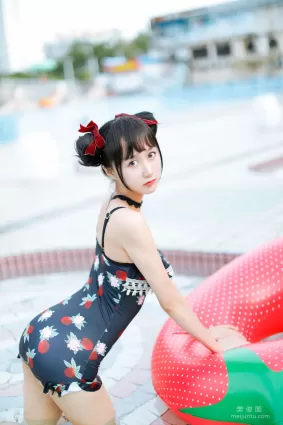 木绵绵OwO 《草莓泳衣》 写真集