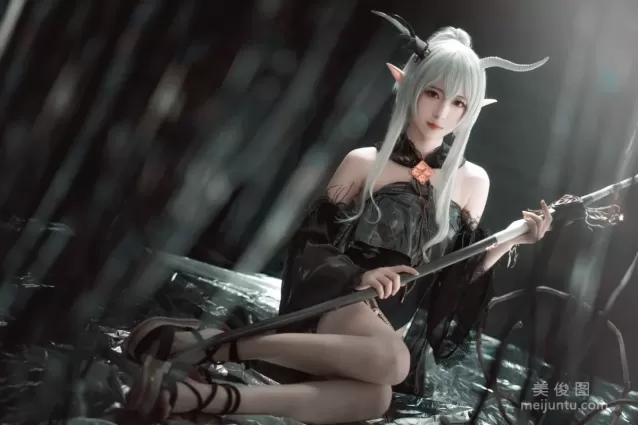 弥音音ww 《明日方舟 闪灵》 写真集
