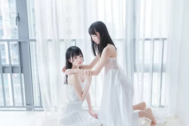 木绵绵OwO&amp;桜桃喵 《朝(白裙×白裙)》 写真集