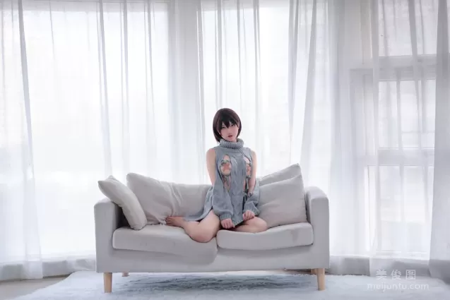 COS少女阿薰kaOri 《露背毛衣》 写真集