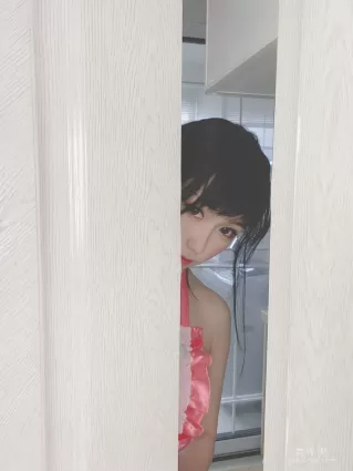 Coser芋圆侑子SJ 《人妻围裙》 写真集