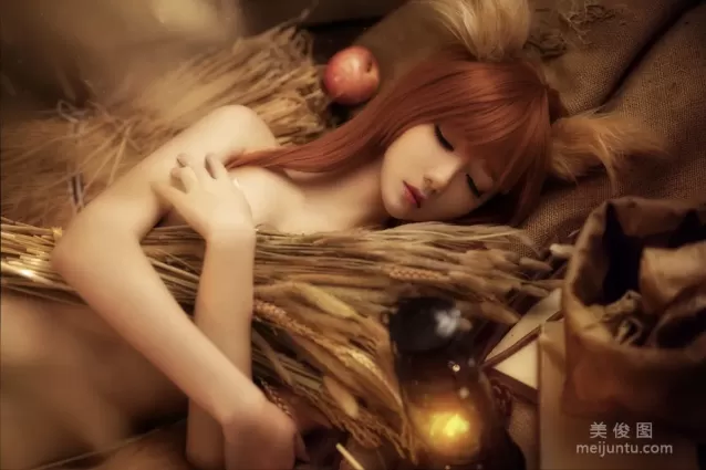 Cosplayer南桃Momoko 《赫萝裸体》 写真集