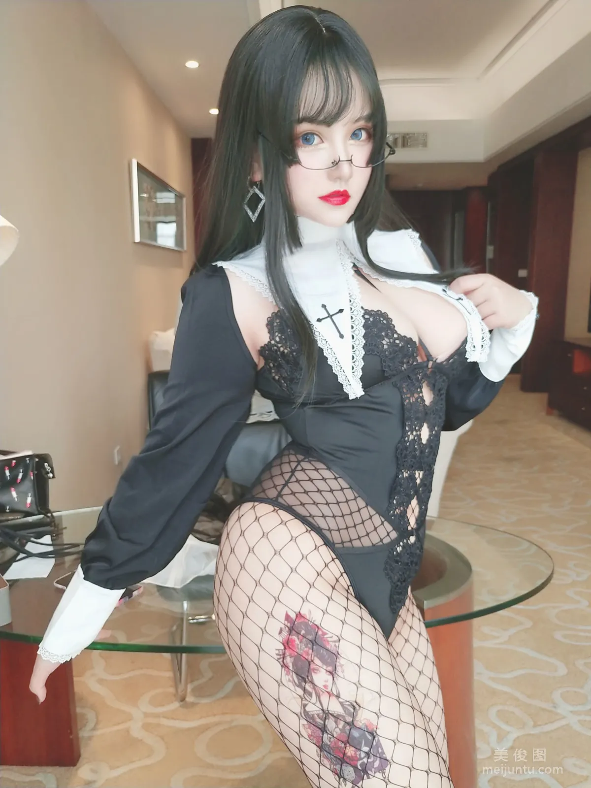 夏鸽鸽不想起床 《修女》 写真集