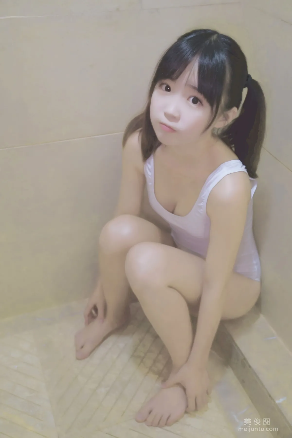 Coser御子Yumiko 《白色死库水》 写真集