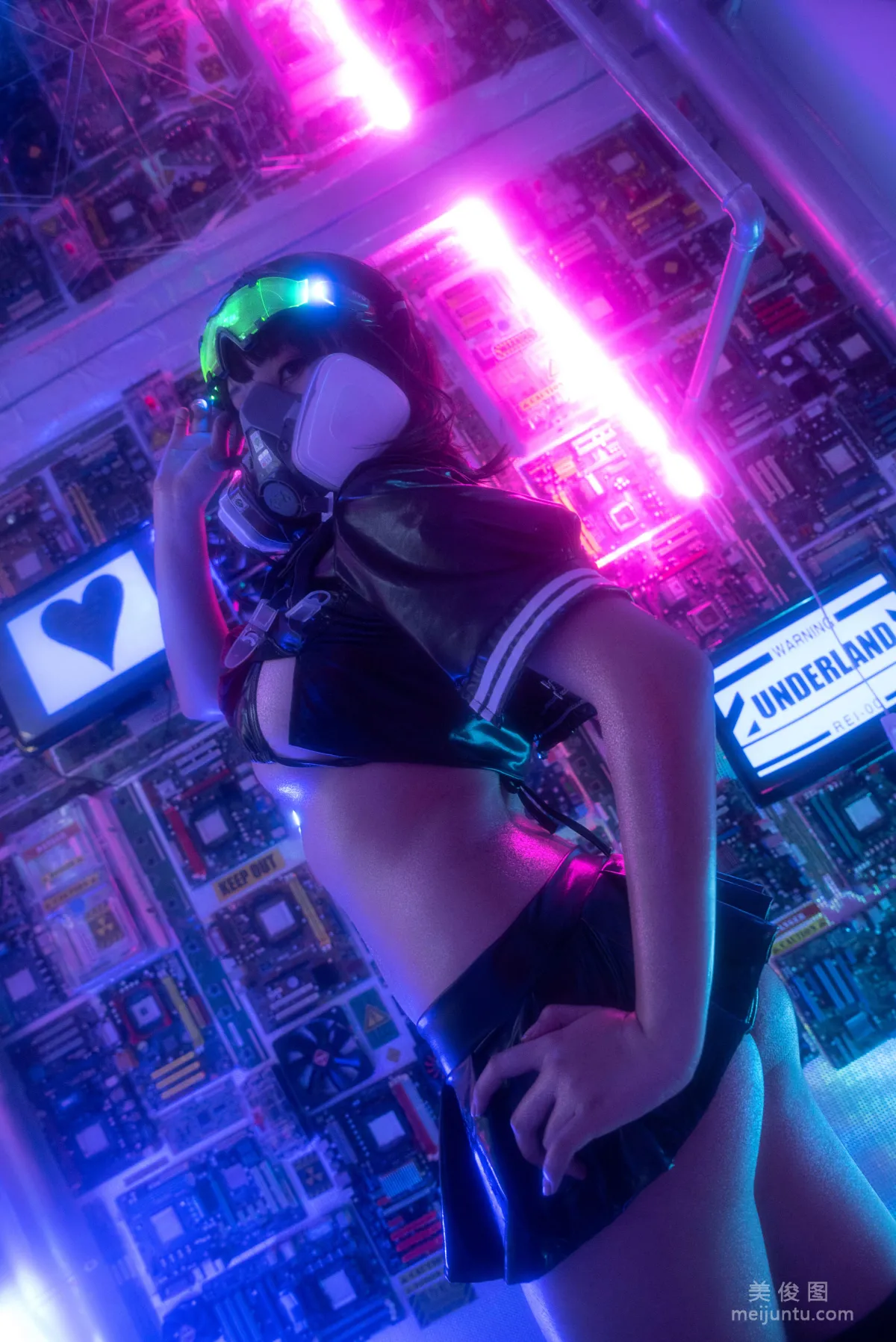 [美女Coser] 蜜汁猫裘 《漆皮jk》 写真集
