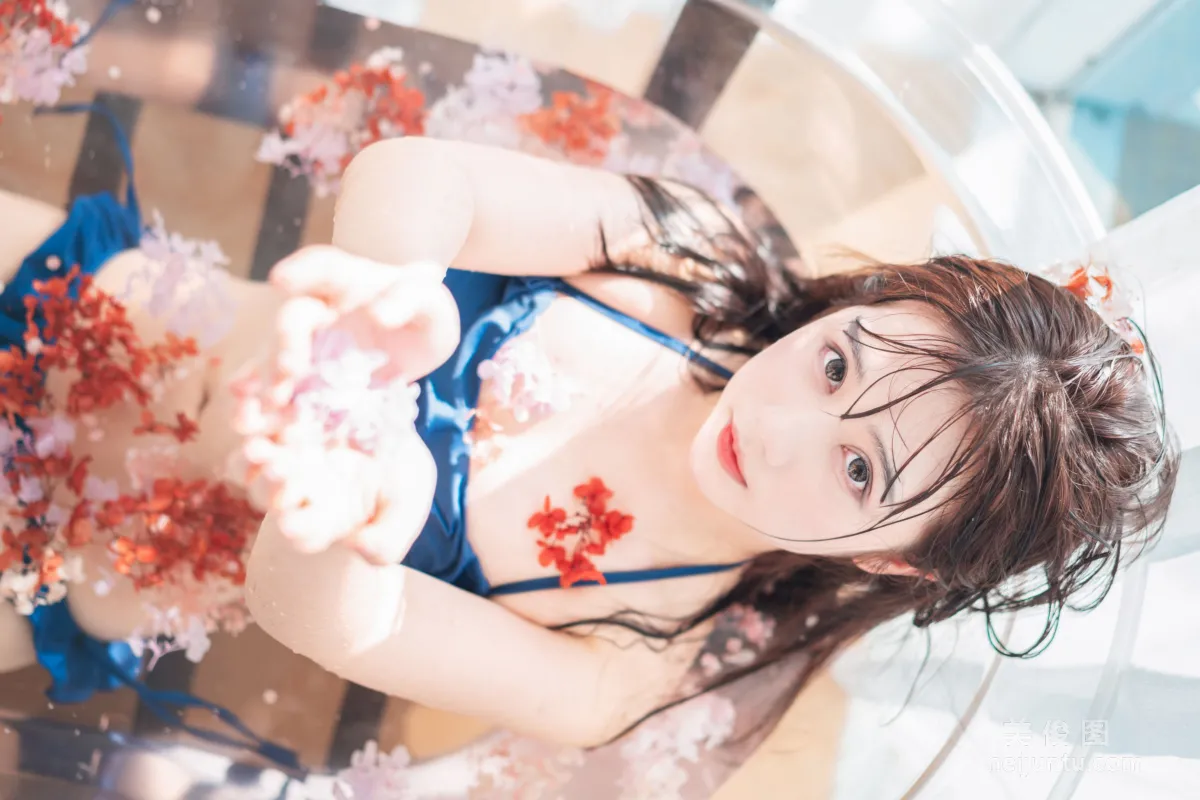 COS福利姬镜酱 《私奔之泳衣》 写真集