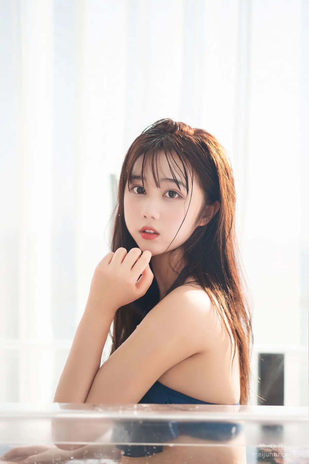COS福利姬镜酱 《私奔之泳衣》 写真集
