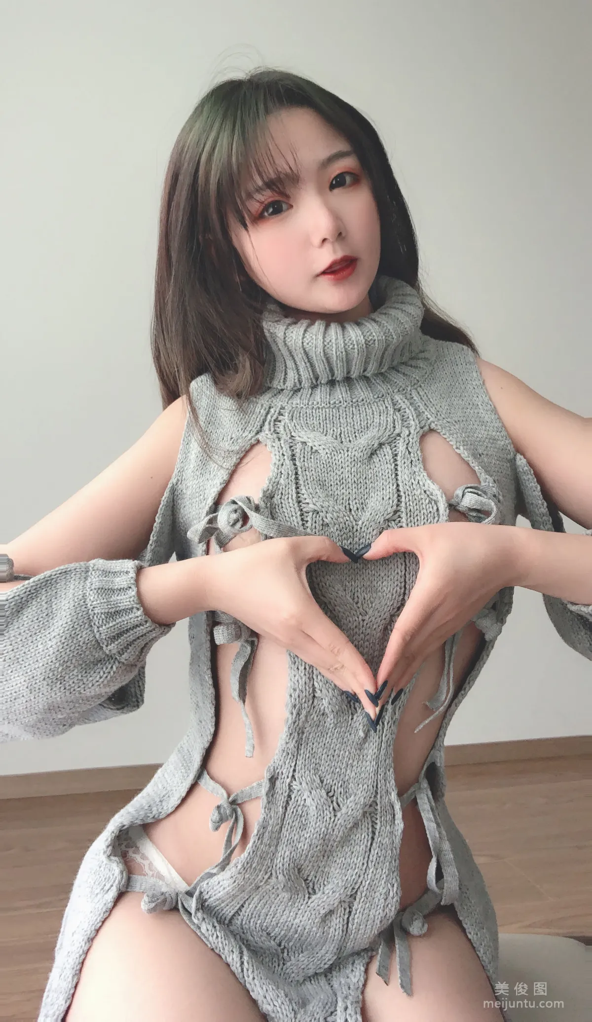Coser是青水 《露背毛衣》 写真集