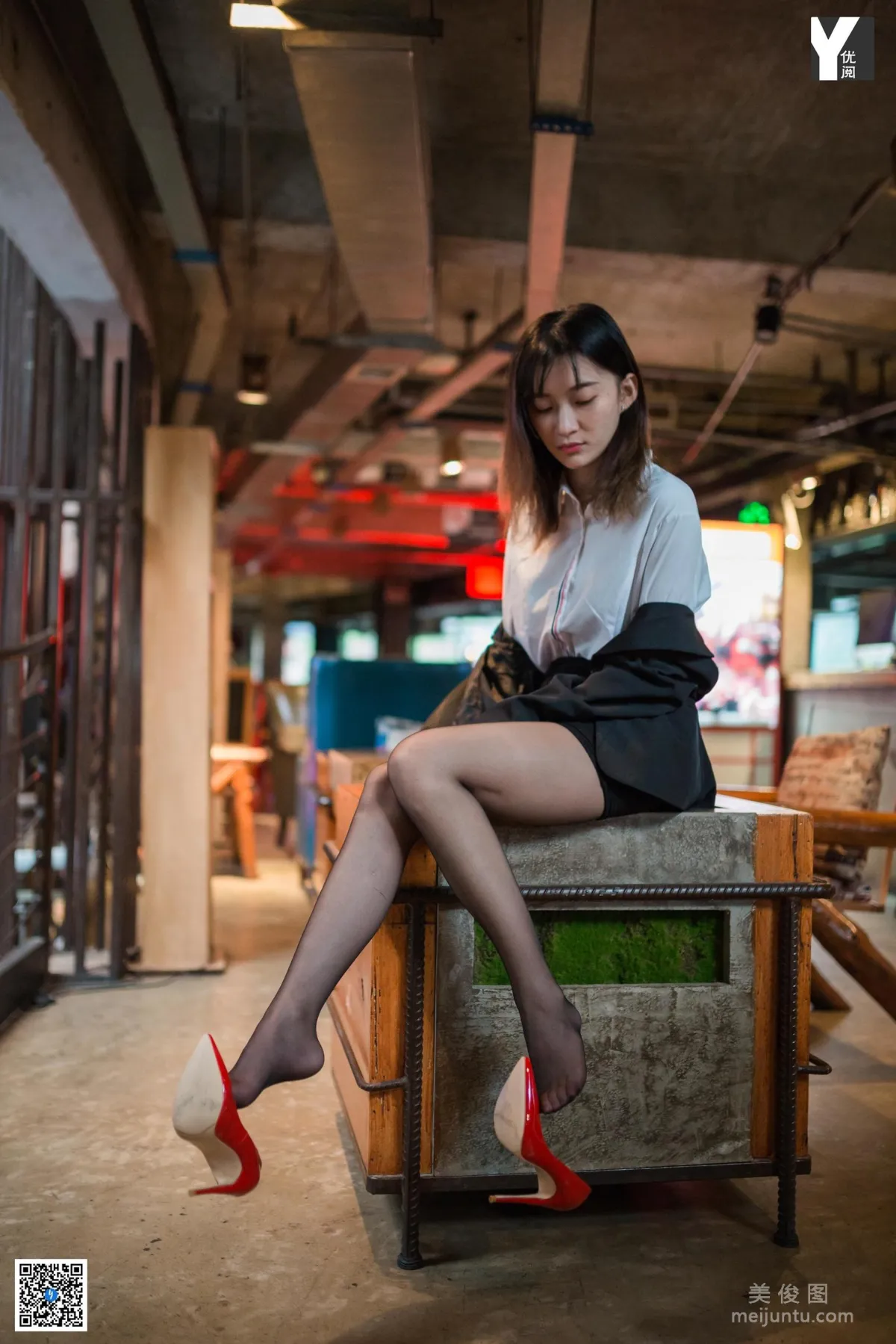 [IESS异思趣向] 模特：秋秋《偏爱红色高跟鞋》 黑丝美腿写真集