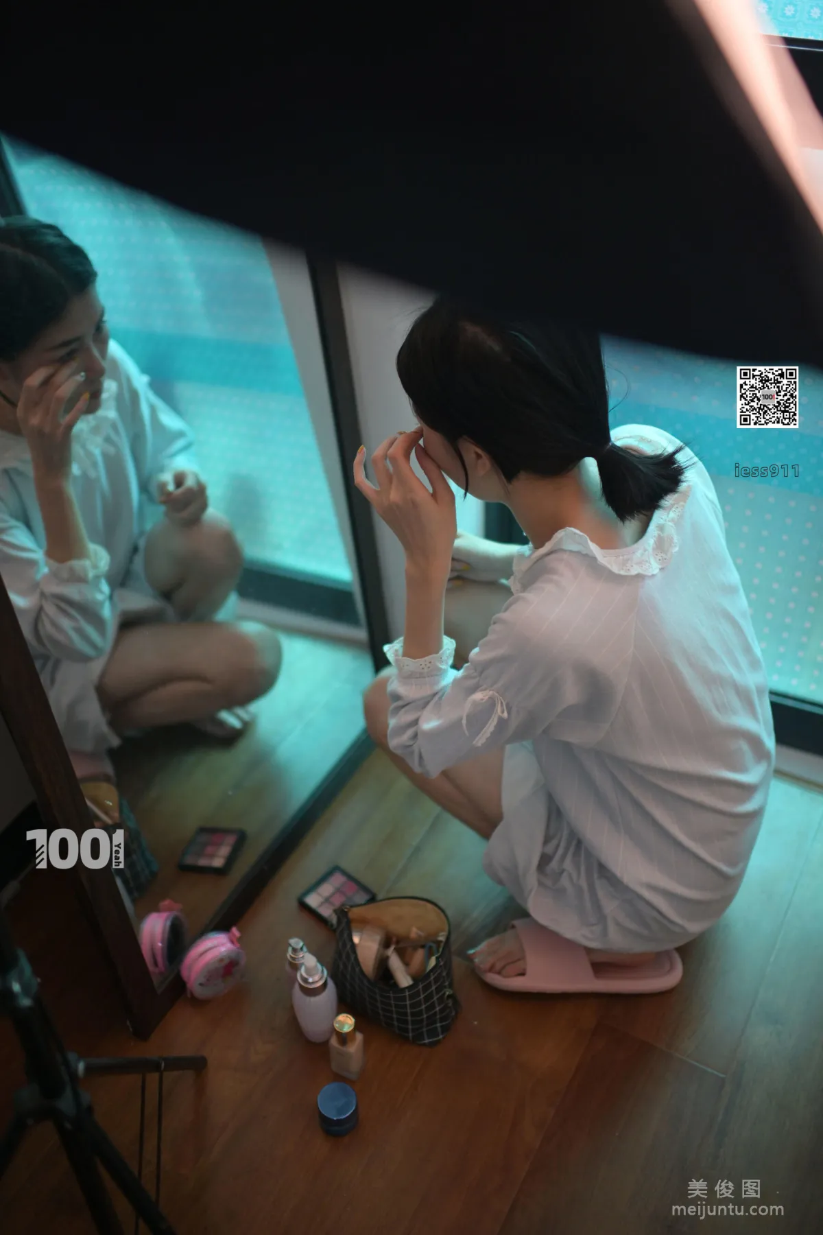 [IESS一千零一夜] 《网络女主播的私生活1》 丝足写真集