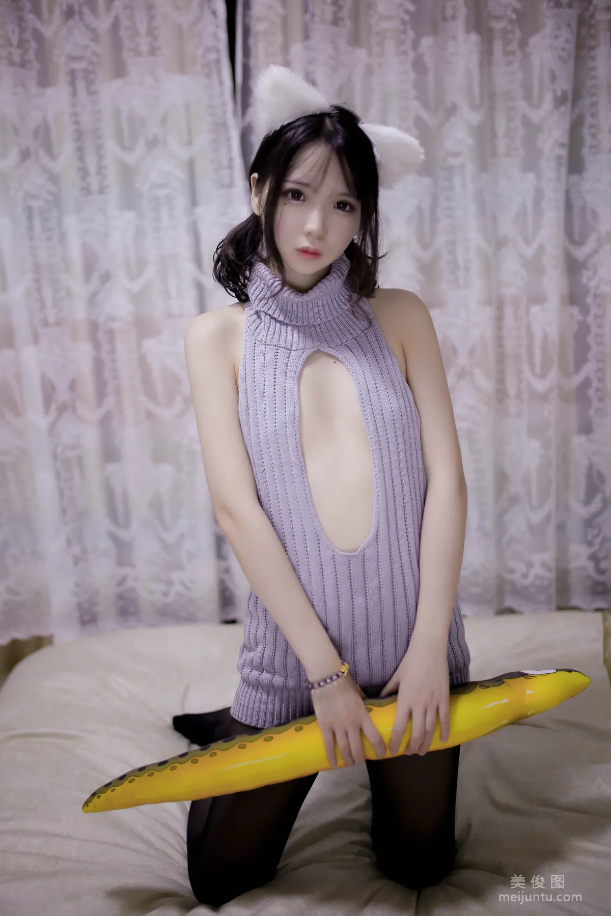 [美女Coser] 疯猫ss 《露背毛衣》 写真集