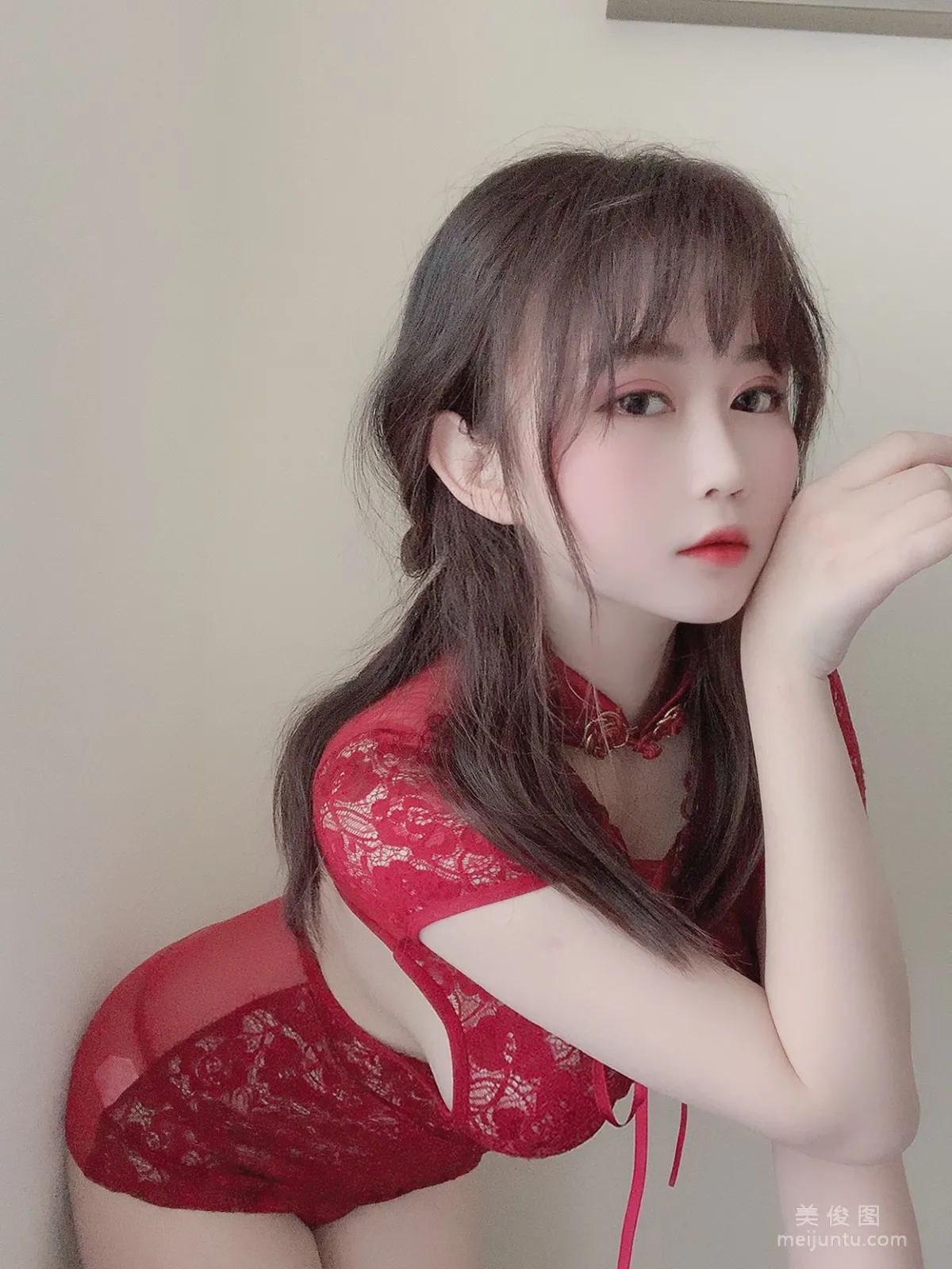 [美女Coser] 是依酱呀 《红色旗袍》 写真集