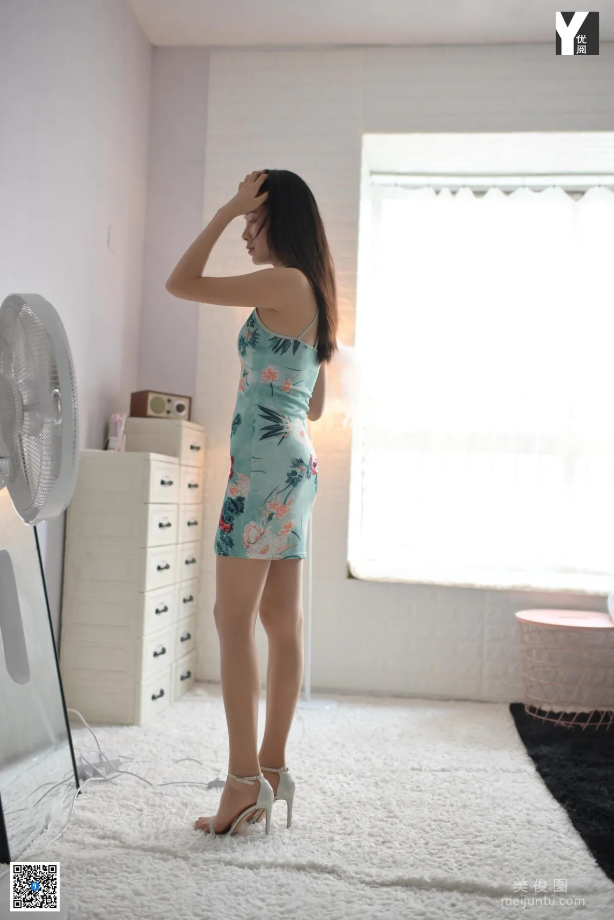 [IESS异思趣向] 模特：小小《优雅旗袍美》 肉丝美腿写真集