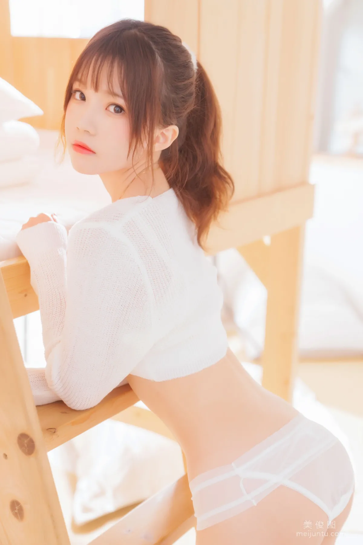 桜桃喵 《黑&amp;白 之 梦幻白》 写真集