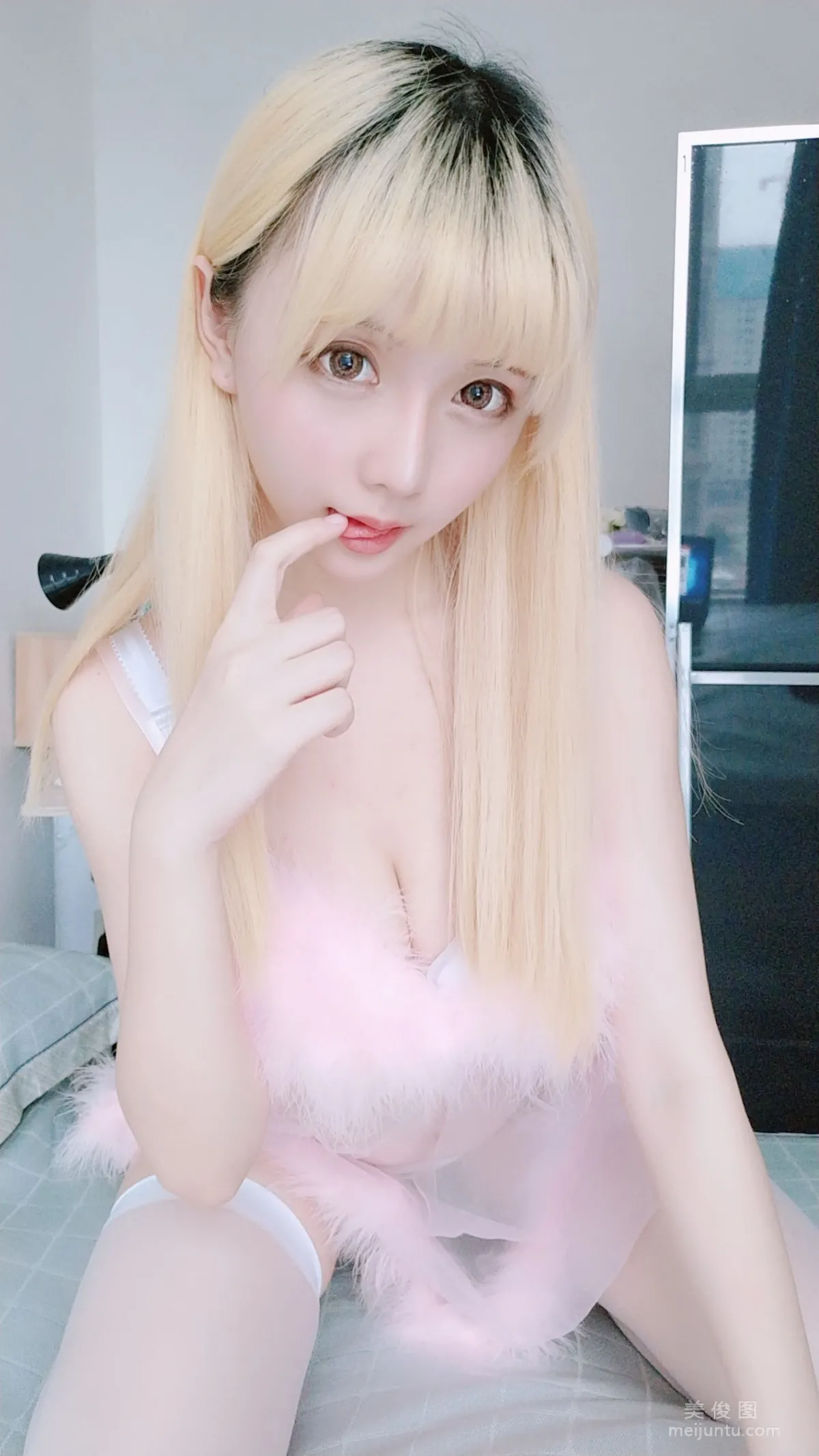 [网红Coser] 星之迟迟 《粉红睡衣》 写真集