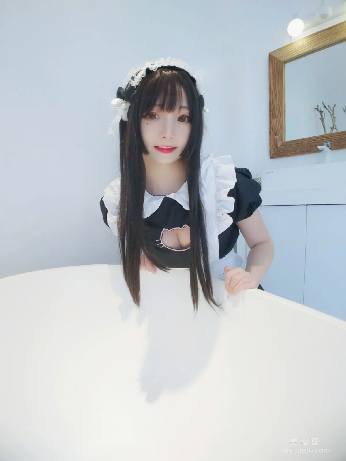 [网红Coser] 古川kagura 《黑白女仆》 写真集