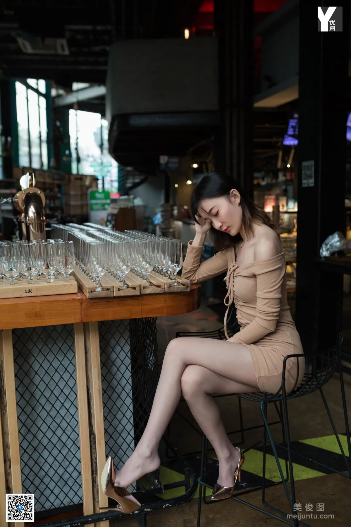 [IESS异思趣向] 模特：秋秋《职业性感选手》 丝袜美脚写真集