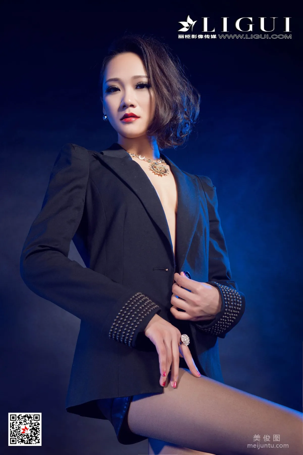 [丽柜Ligui] Model 曼蒂 《西装黑丝女郎》 写真集