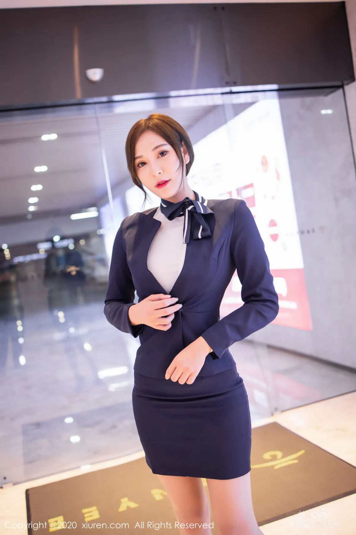 [秀人XiuRen] No.2221 Lavinia肉肉 《性感经典职场制服》 写真集