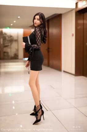 [秀人XiuRen] No.2137 杨晨晨sugar 《黑色内衣与朦胧丝袜》 写真集