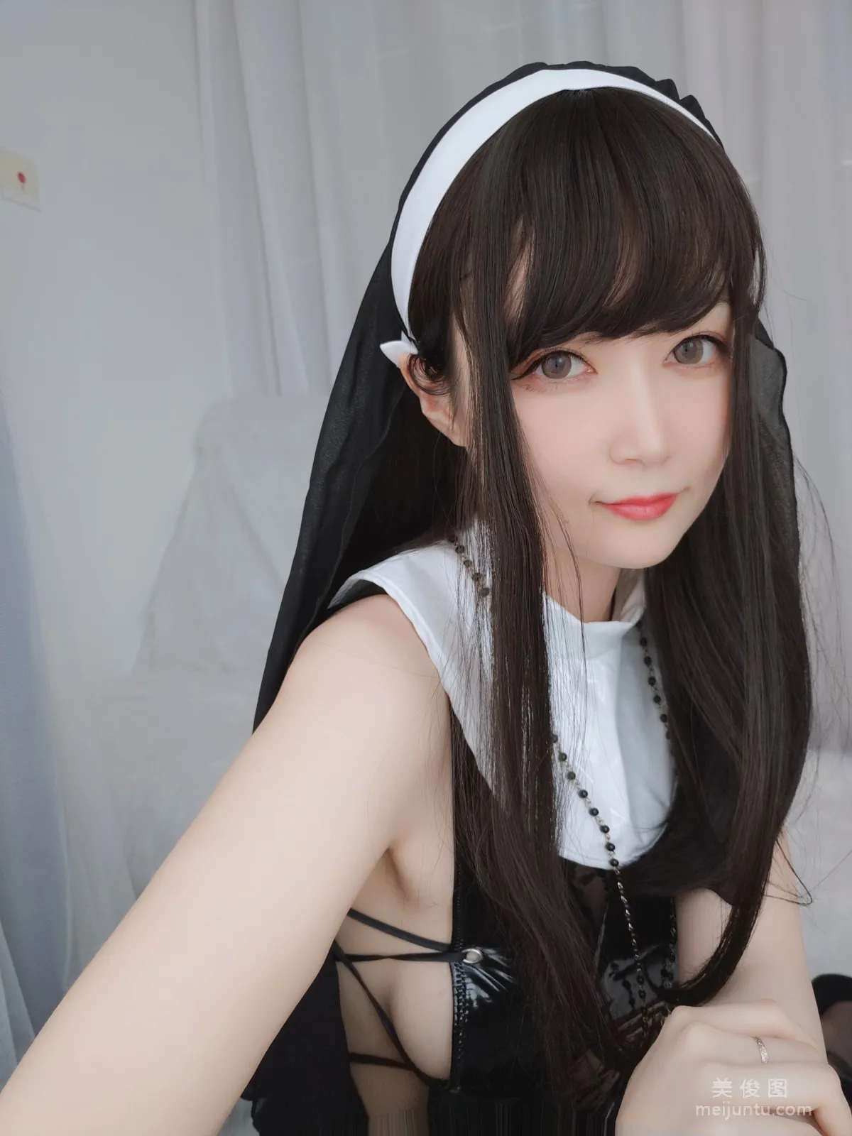 Coser小姐姐白银 《皮衣修女》 写真集