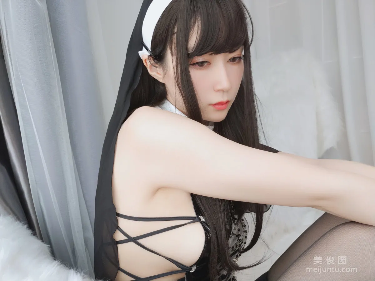 Coser小姐姐白银 《皮衣修女》 写真集