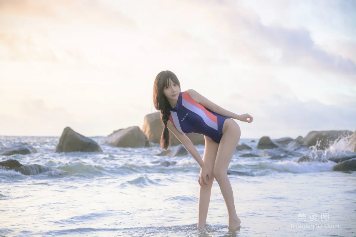 二次元妹子抱走莫子aa 《竞技泳衣》 写真集