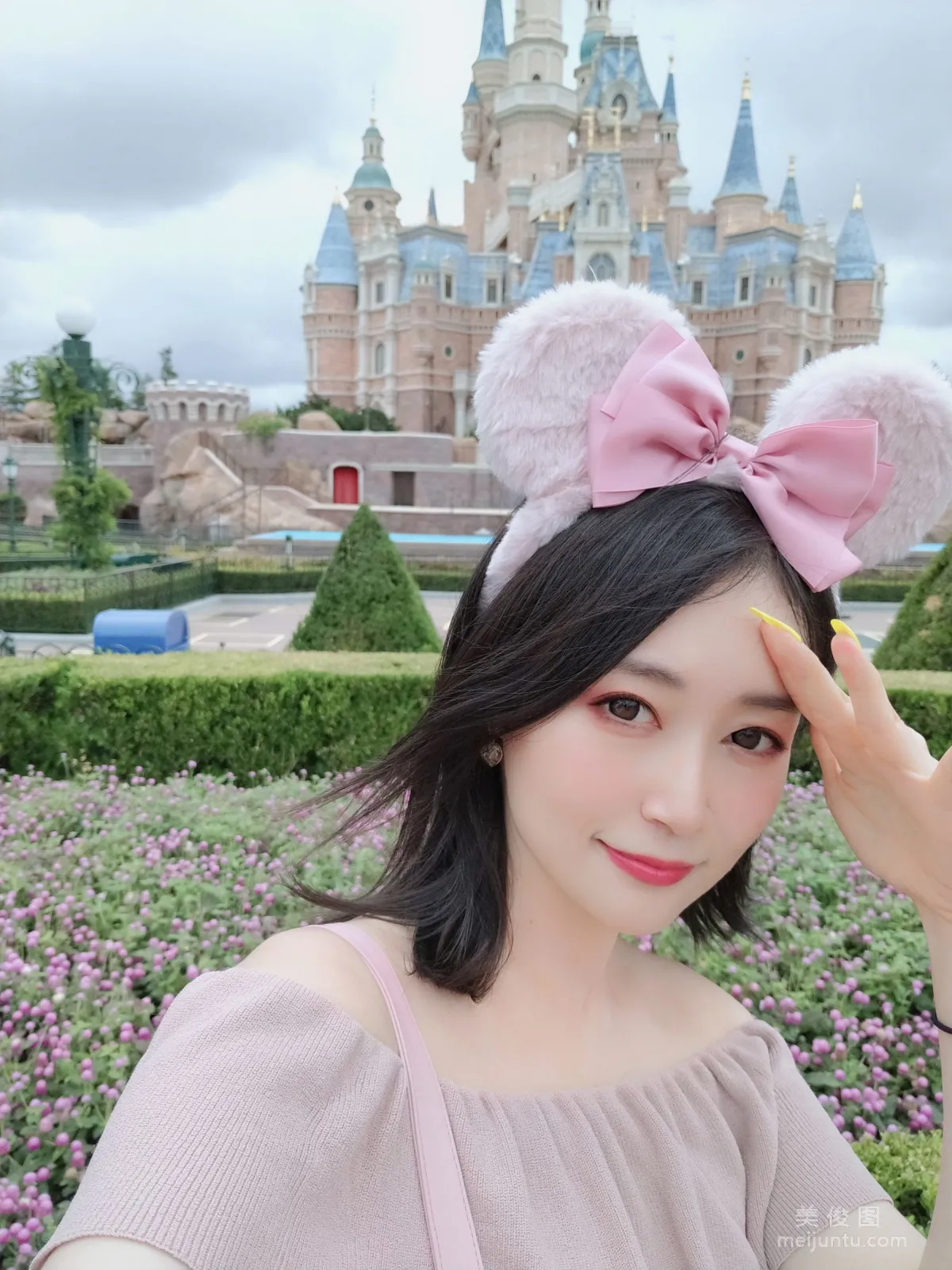 Coser小姐姐白银 《小猪佩奇》写真集