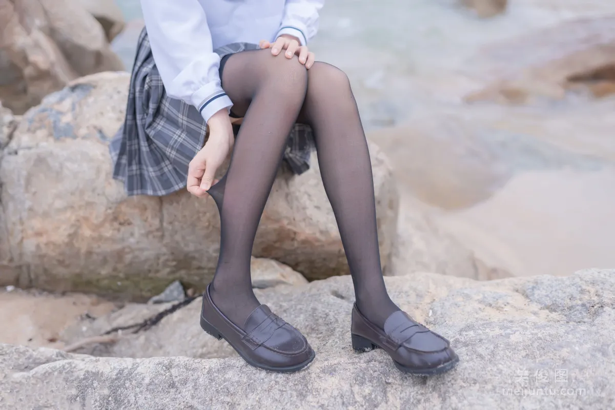 [COS福利] 小姐姐木绵绵OwO 《海边JK》 写真集