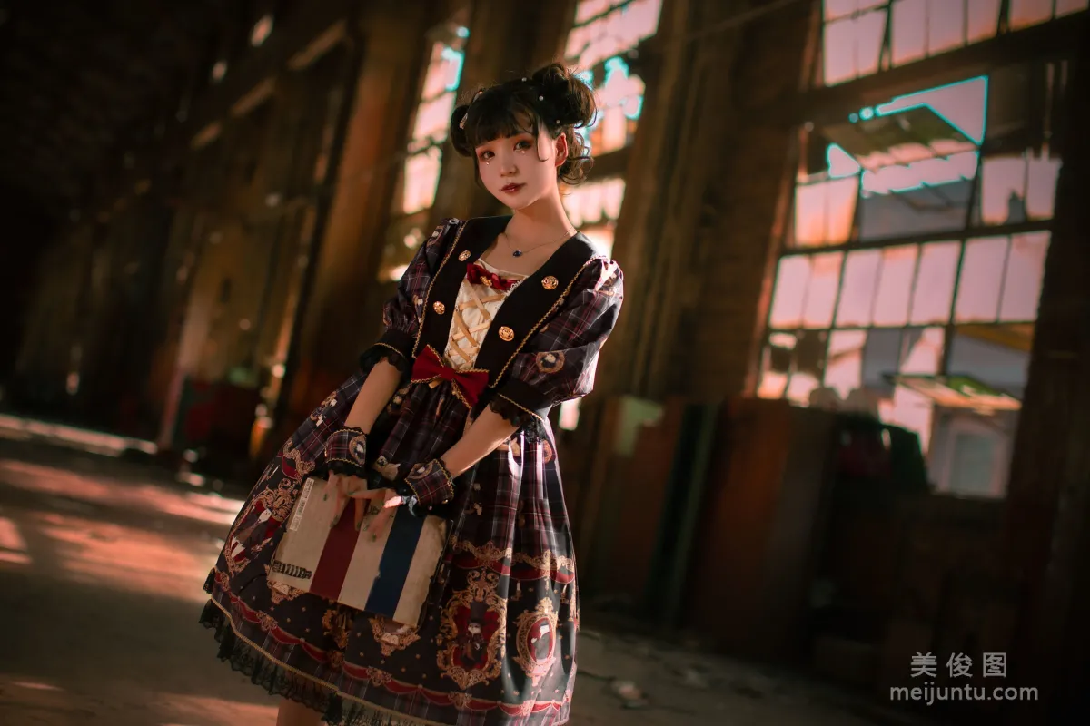 动漫博主北之北 《贝克街侦探社物语Lolita》写真集