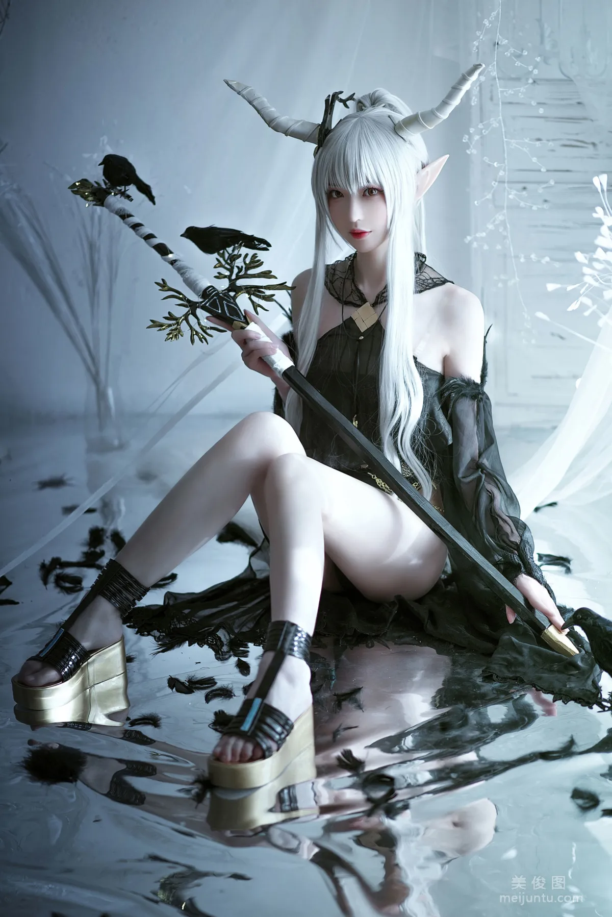 Coser小姐姐南宫 《闪灵泳装》 写真集