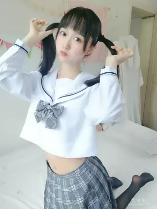 萌系小姐姐木绵绵OwO 《灰格子JK》写真集