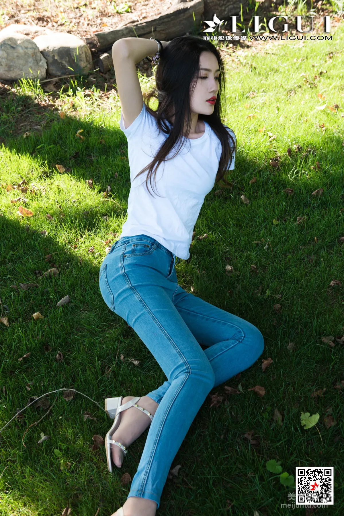 [丽柜Ligui] Model 甜甜 - 户外牛仔紧身裤+肉丝美腿