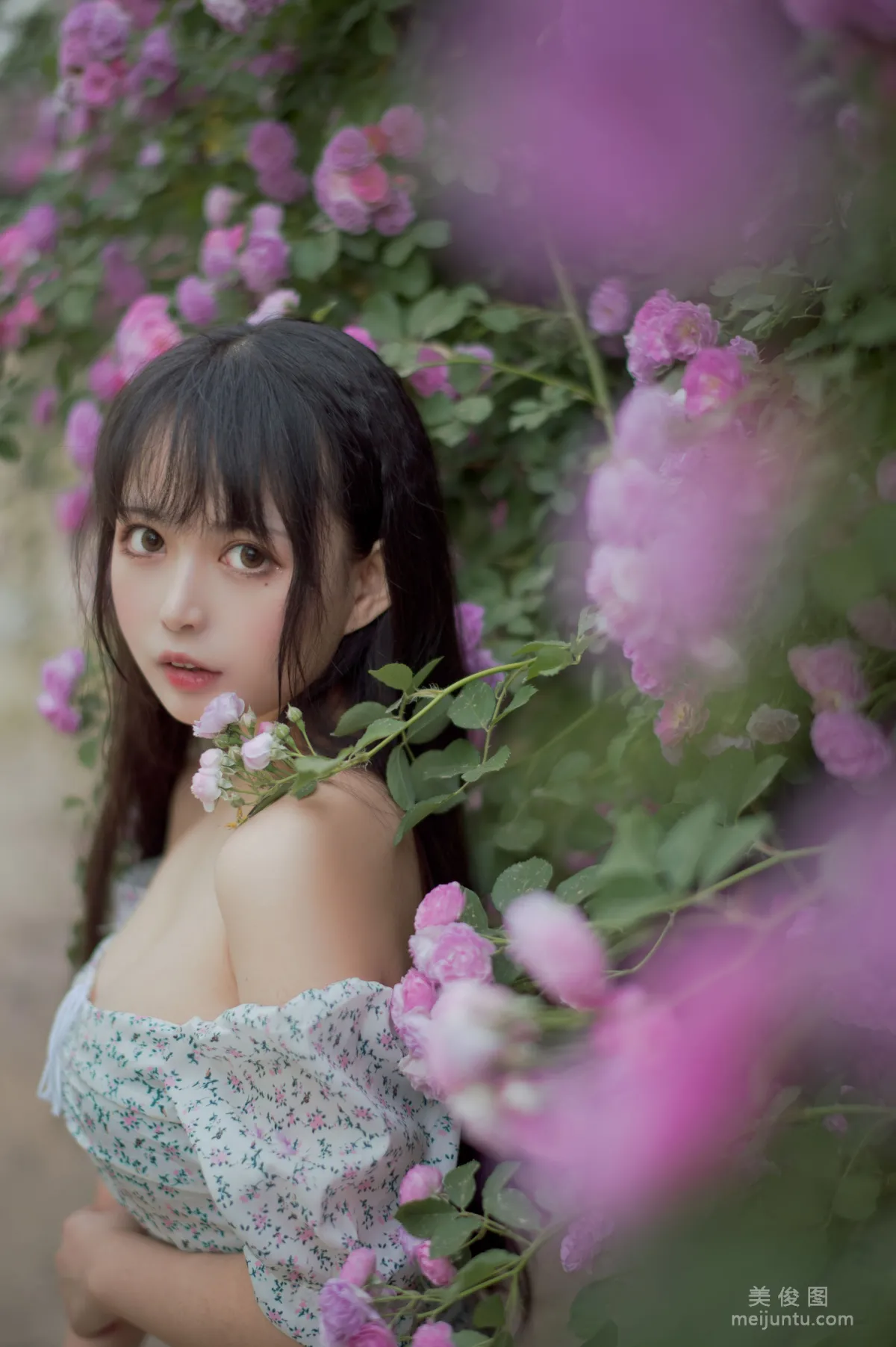 [COS福利] 大眼萌妹黑猫猫OvO 《蔷薇2》 写真集