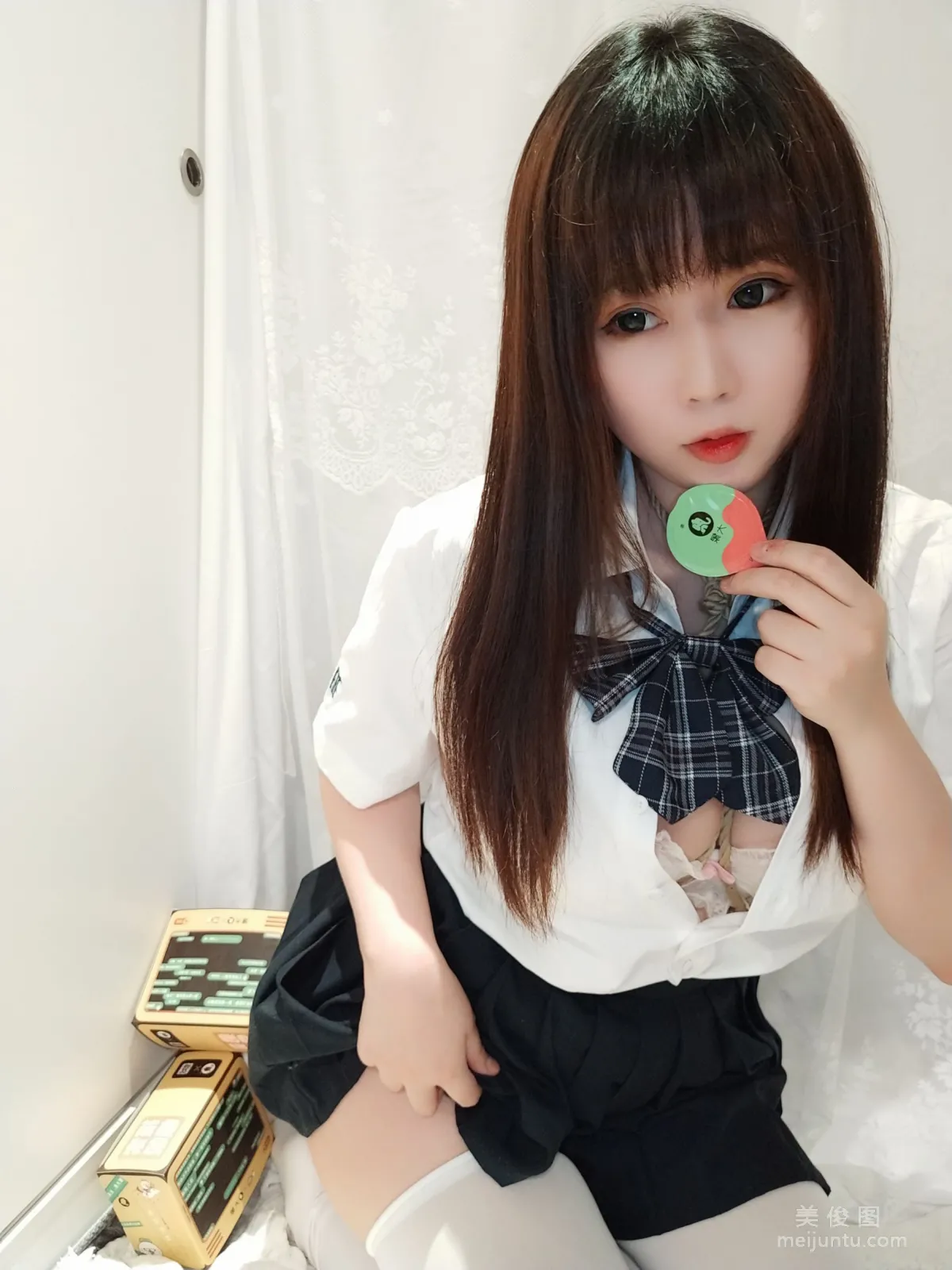 [Cosplay] 蜜桃少女是依酱呀 - JK捆绑