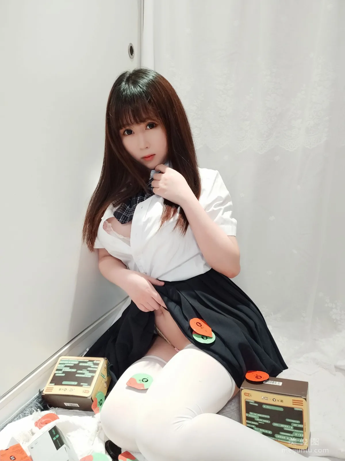 [Cosplay] 蜜桃少女是依酱呀 - JK捆绑