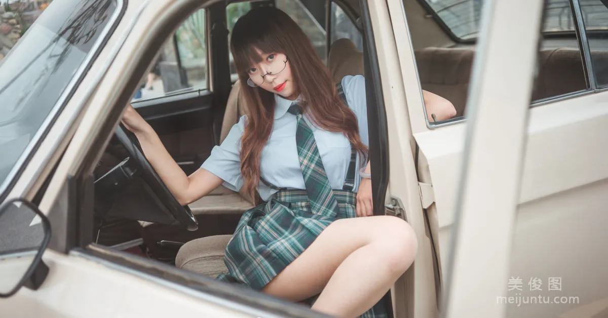 [网红COSER] 动漫博主Money冷冷 - JK 写真集