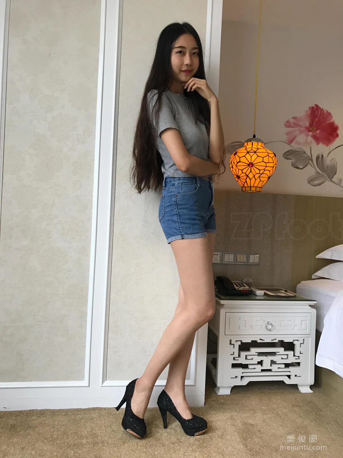 [山茶摄影LSS] NO.061 气质.裸足 写真套图