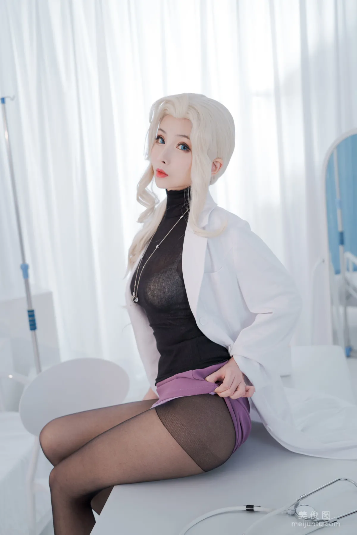 [网红COSER] rioko凉凉子 - 透视装的校医大姐姐
