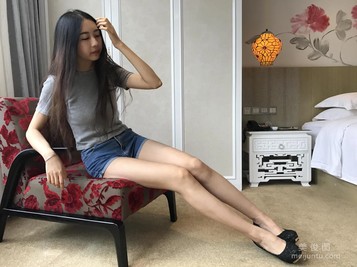[山茶摄影LSS] NO.061 气质.裸足 写真套图