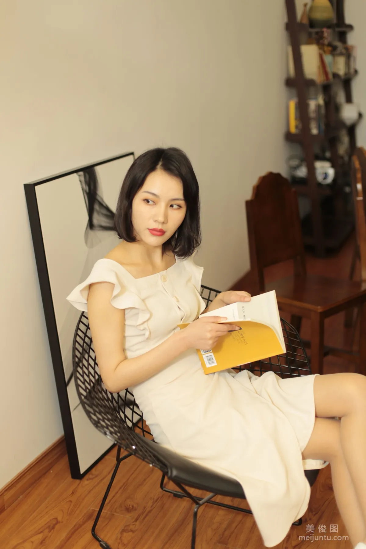 [奈丝] NO.009 成希 - 你是选择看书还是看我？