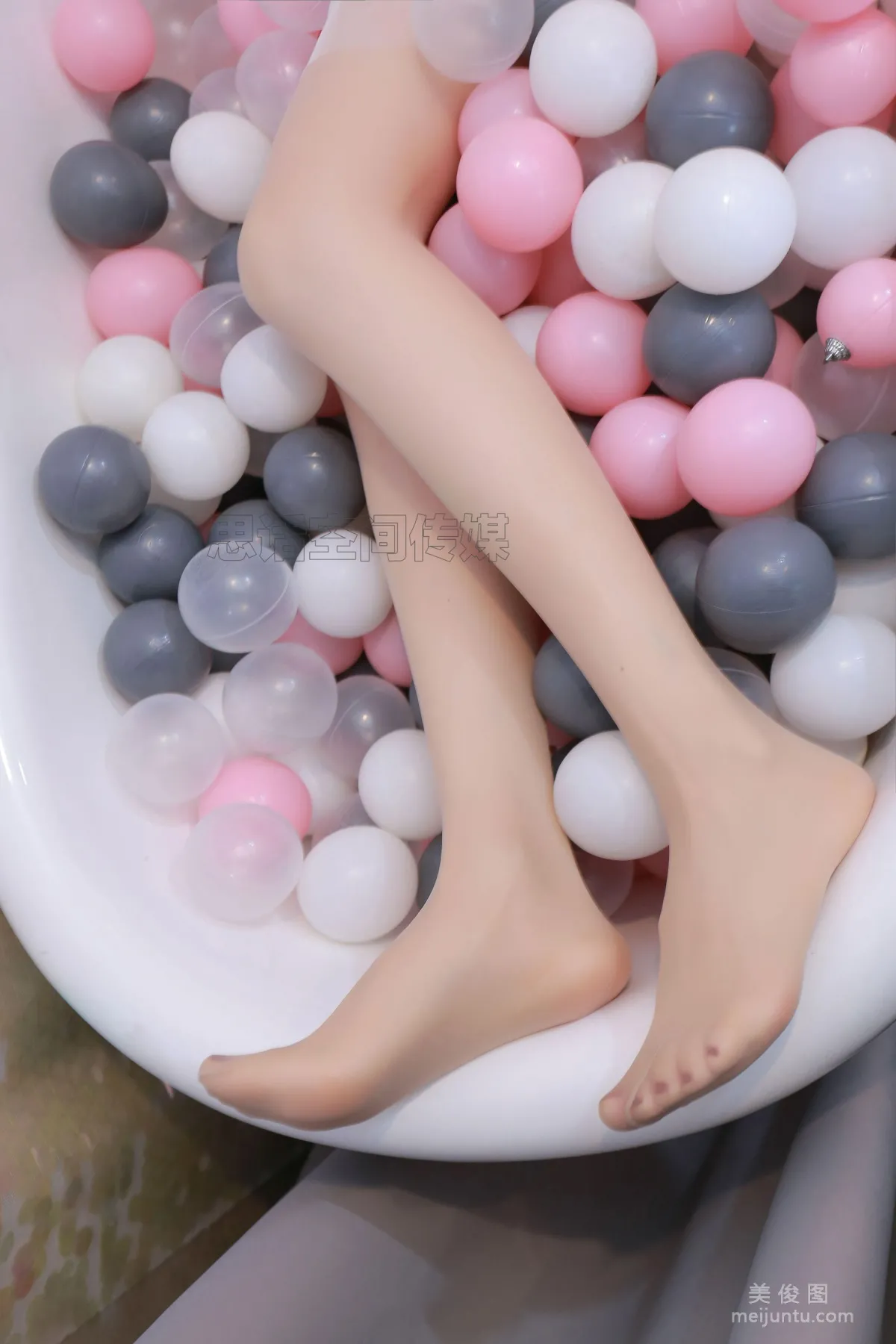 [思话SiHua] SH176 筱蝶 - 波波球上的美腿少女