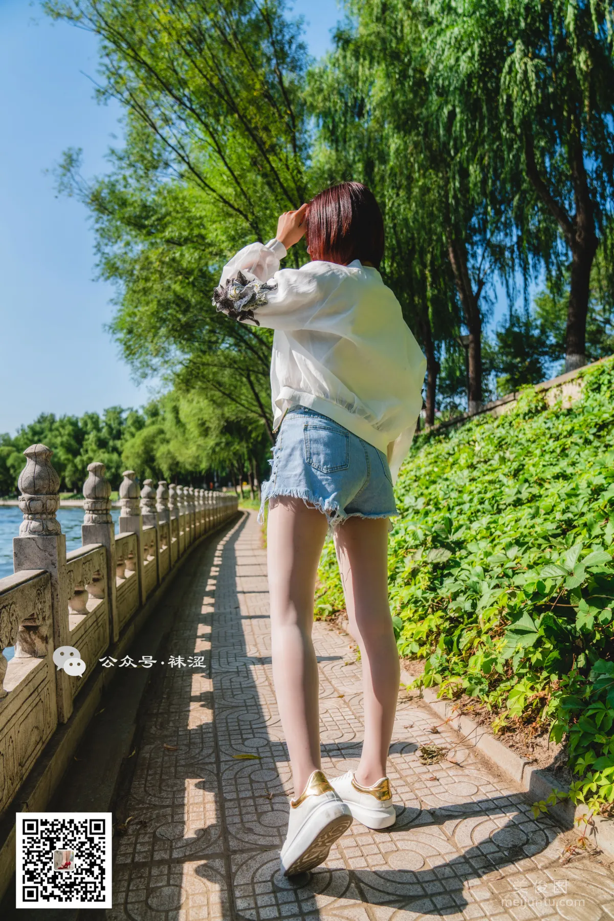 [袜涩] VOL.010 当穿白丝的妹子遇到大叔 写真套图